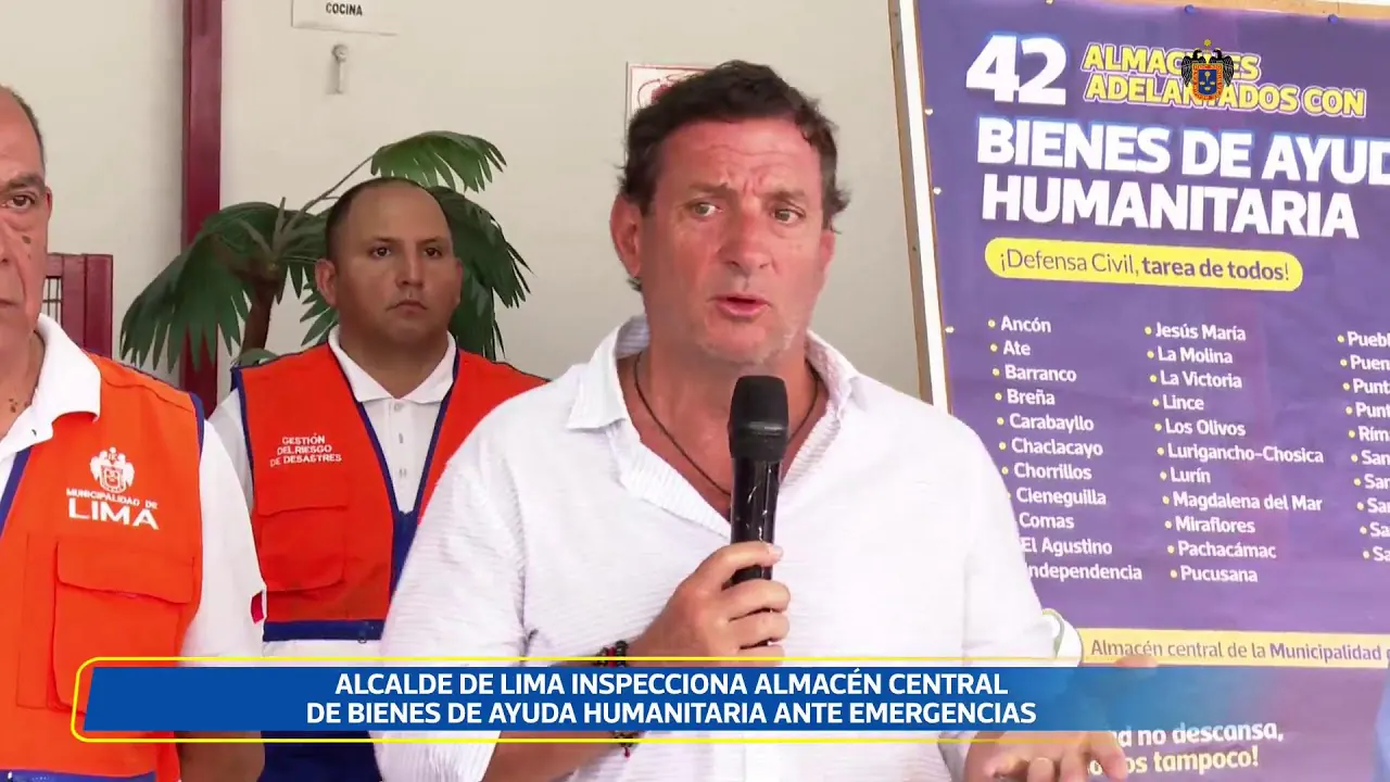 Reproducir: El alcalde de Lima inspecciona el almacén central de ayuda humanitaria.